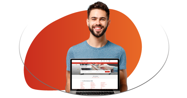 Homme souriant avec ordinateur portable qui affiche une page du site Page Personnel