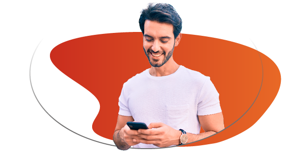 Homme souriant avec telephone portable dans les mains